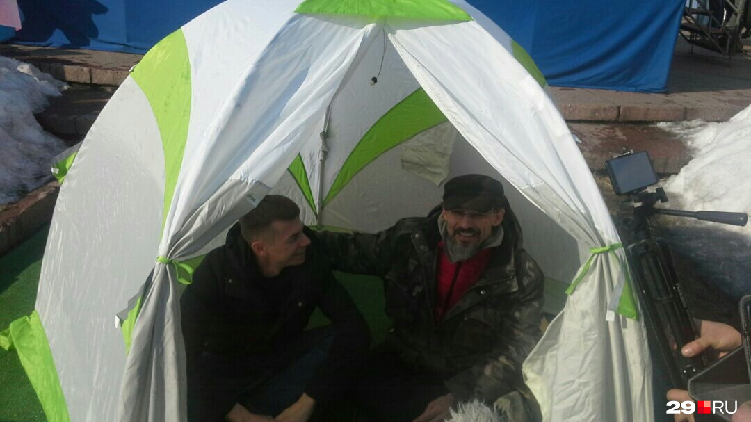 Активисты уже разместились в палатке, но полиция расстроила их планы
