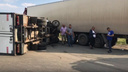 «Перекрыта половина дороги»: в Самарской области на трассе М-5 перевернулся грузовик