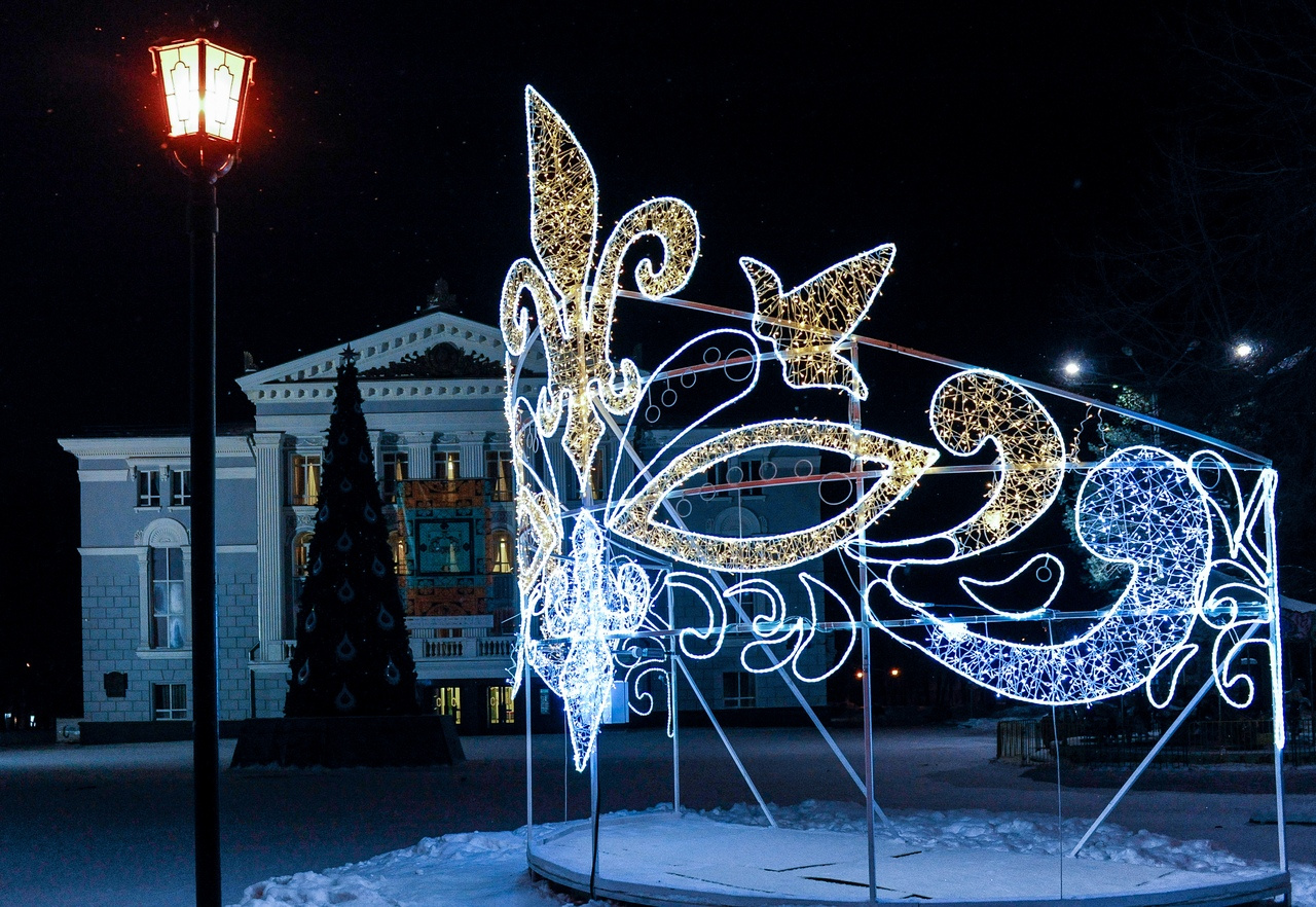 Новогодняя пермь. Новогоднее украшение Перми 2021. Новогодние арт объекты в Перми. Пермь новогоднее украшение города.