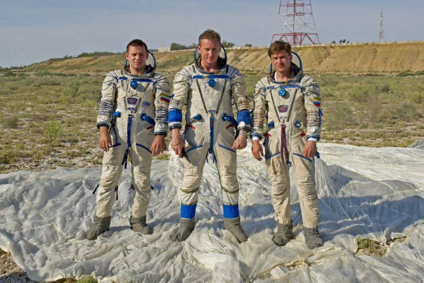 Сергей (в центре) во время тренировки по выживанию в пустыне