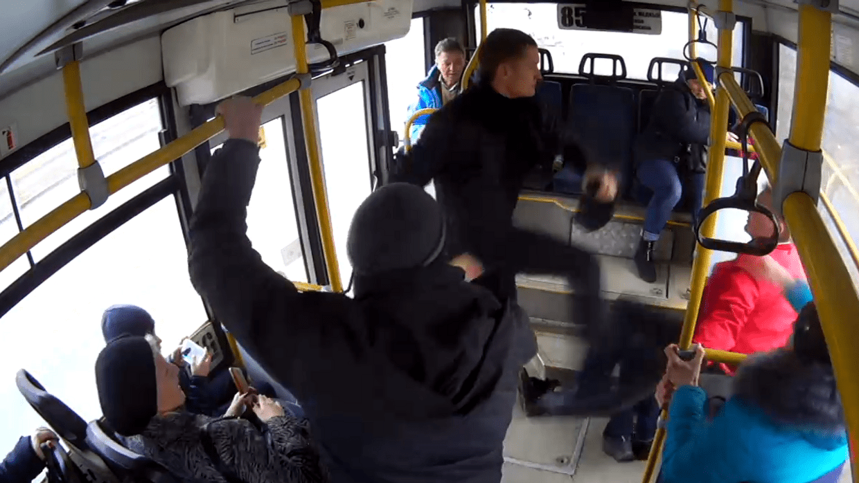 На екатеринбуржца завели дело из-за драки с пьяной компанией в автобусе. Инцидент попал на видео
