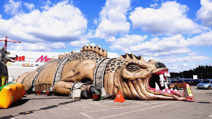 50 метров в длину и 12 в ширину: напротив «Радуга-парка» появился огромный надувной дракон