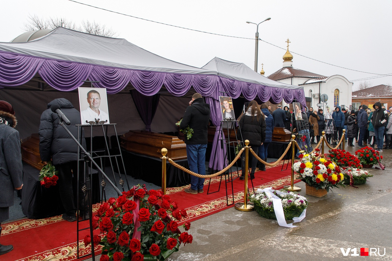 Прощание с п. Прощание с погибшими Минусинск. Город Сальск простились с погибшими. В Татарстане простились с погибшим в автокатастрофе офицером. В. Слюдянке простятся с погибшими.