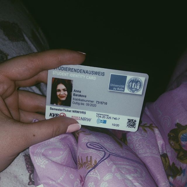 Фото с идентификационной картой Анны. Немецкий ID действует до ноября 2020 года