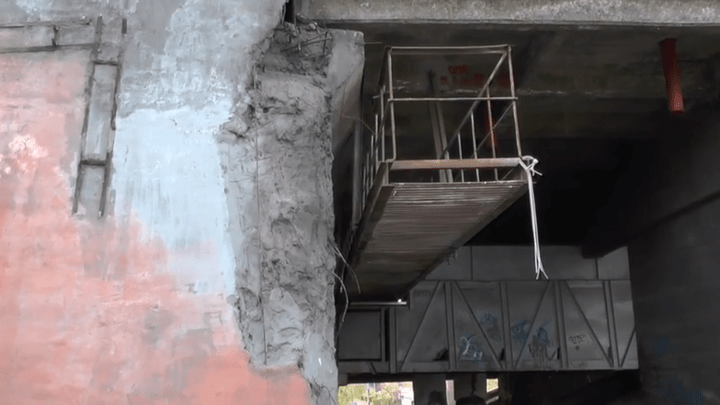 «Капремонта не было»: чиновники ответили на претензии об огрехах после ремонта на Коммунальном мосту