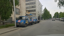 Два эвакуатора припарковались на тротуаре улицы Бориса Богаткова