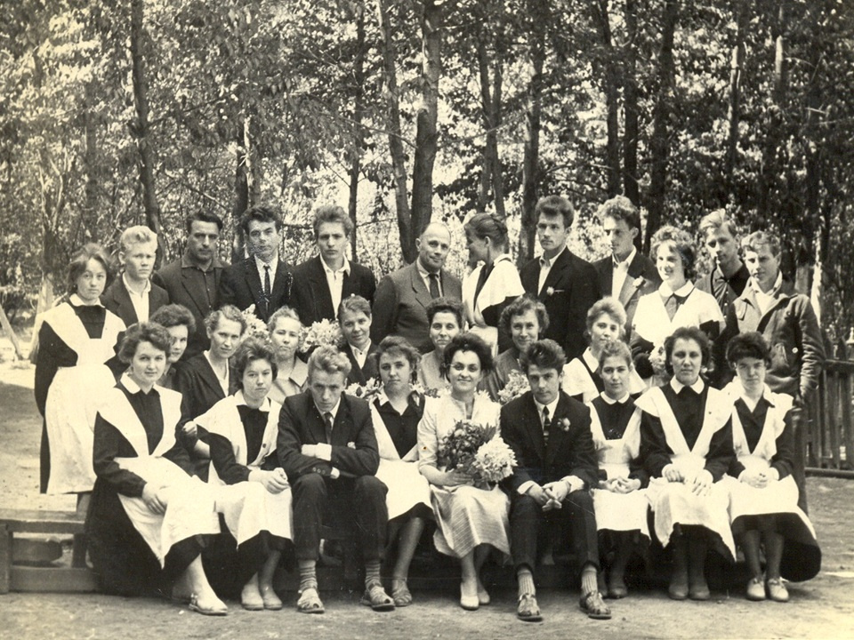 Последний звонок в школе № 47 в 1962 году — ученицы надели праздничные белые фартуки