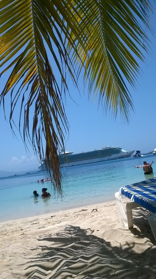 Пляж в Гаити. Когда корабль стоит в порту, отдохнуть можно и с таким видом