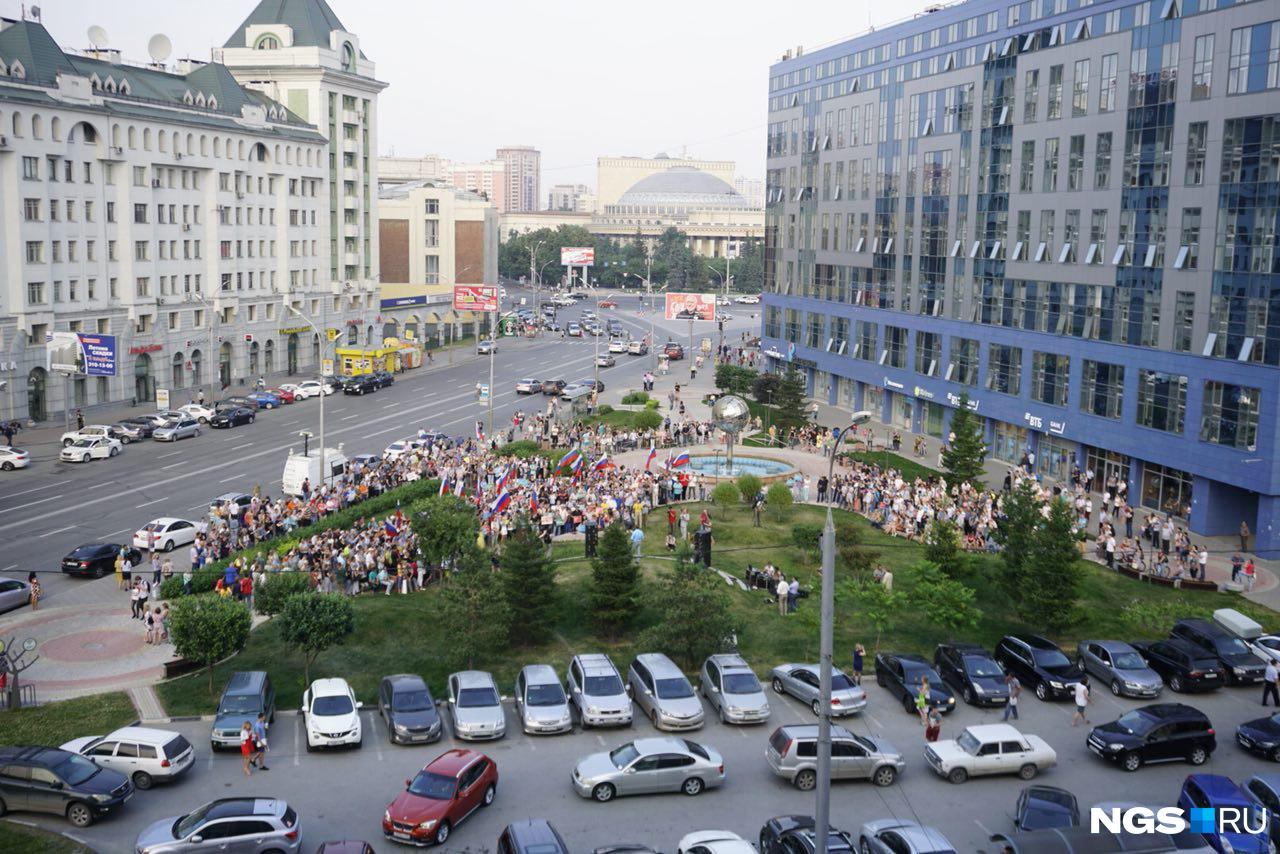 Акция протеста прошла из-за того, что правительство России объявило о планах поднять пенсионный возраст и НДС