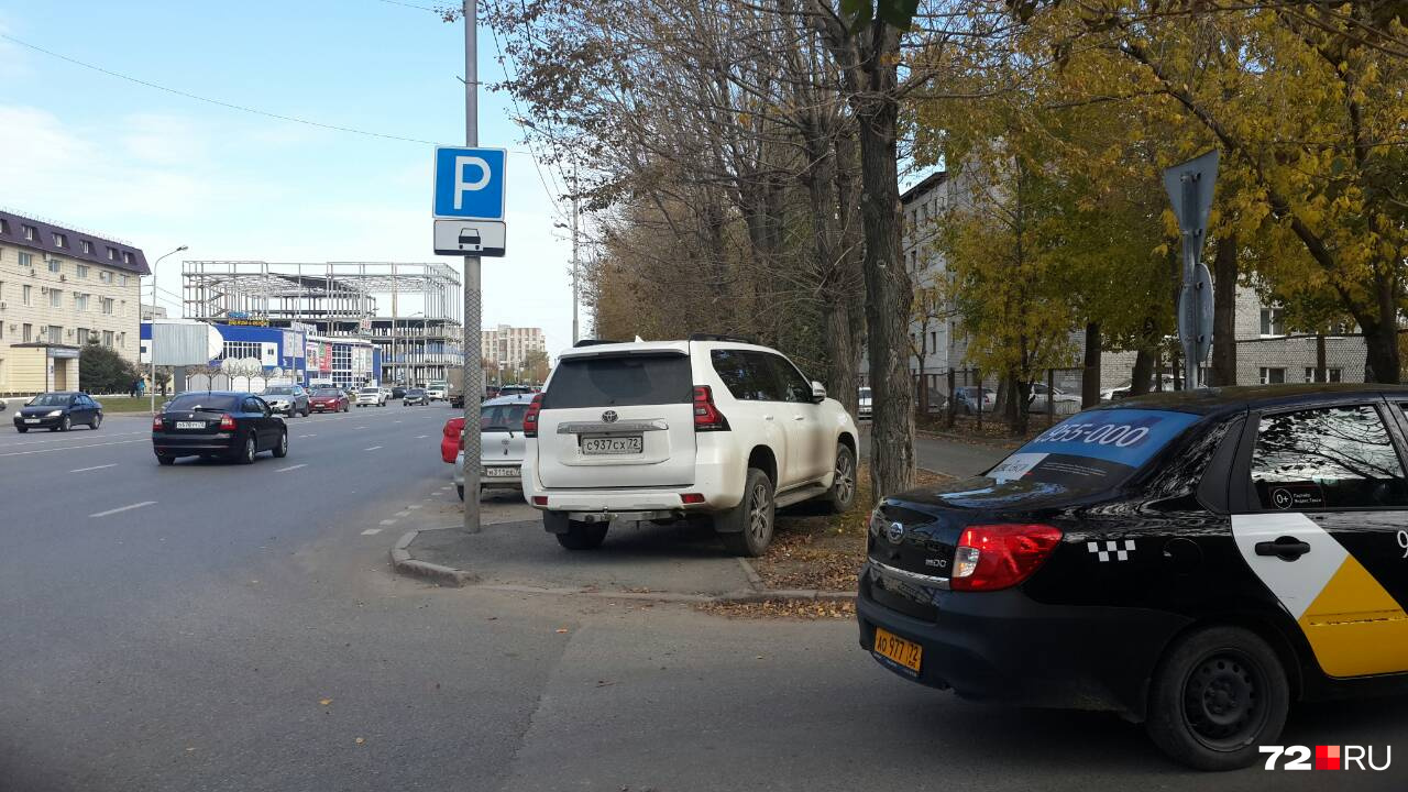 Водитель этой машины заехал на тротуар, а чтобы полностью не перегородить путь пешеходам, свернул на газон (Пермякова, 5а)