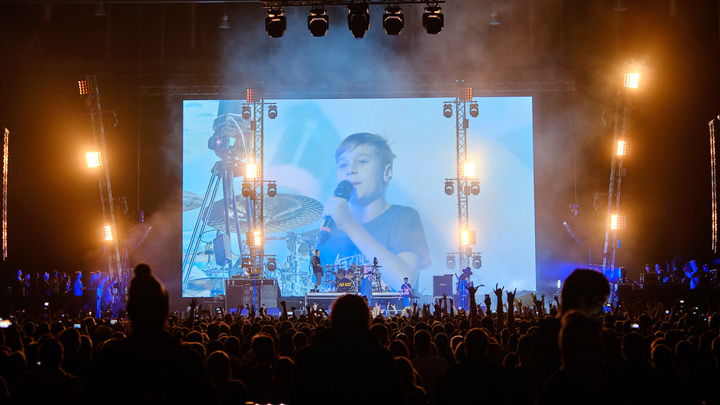 Школьник поднялся на сцену на концерте Limp Bizkit в Екатеринбурге и зажег вместе с рокерами: видео