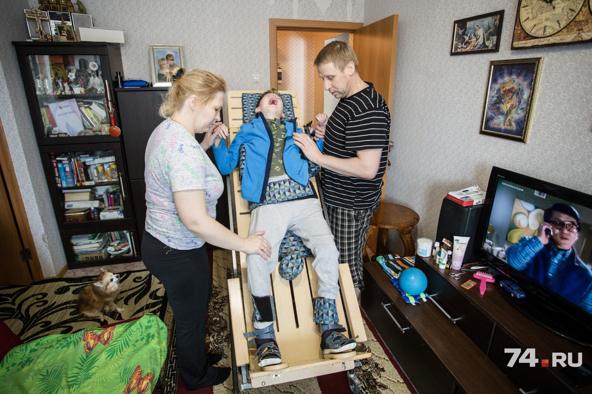 Ежедневно родители самостоятельно делают Богдану множество процедур, чтобы поддерживать его тело