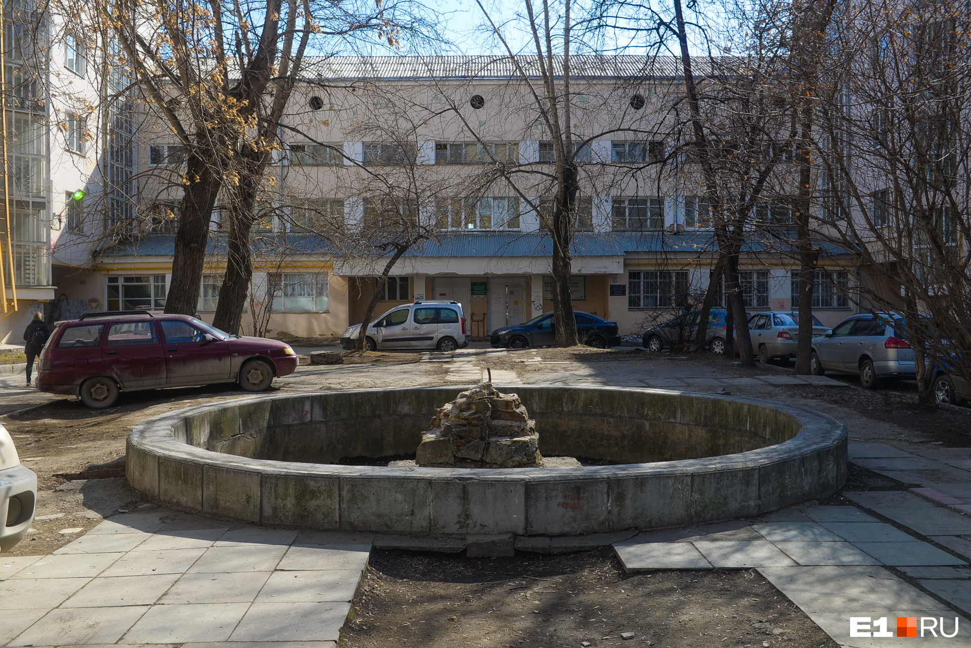 Парадный двор со стороны Ленина. За фонтаном — обобществленный корпус, где сейчас находится поликлиника 