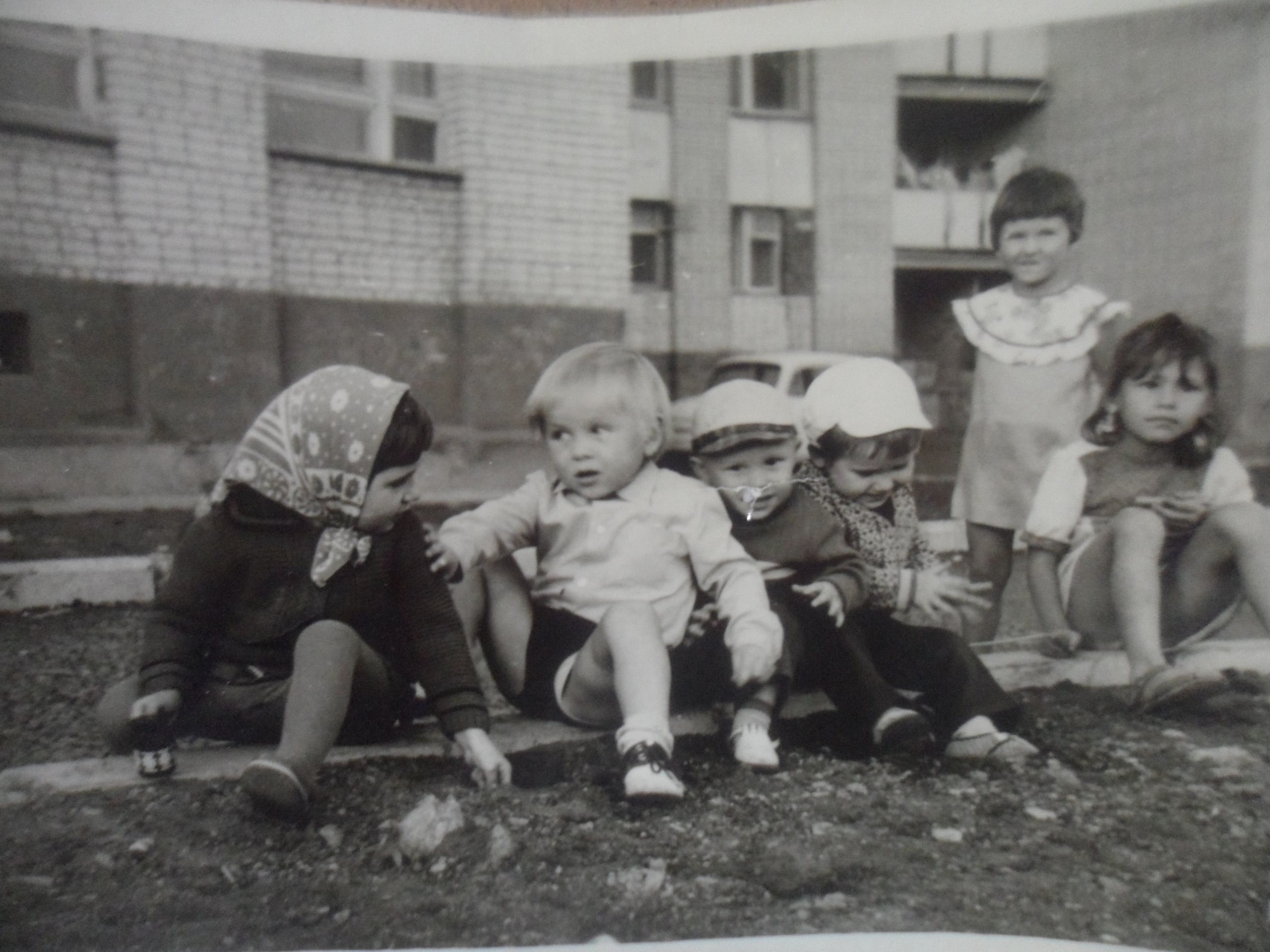 Двор на Воровского, 6 (он же Республики, 214). Малыши весело играли во дворе без качелей, песочниц и гор игрушек. Шел 1977 год