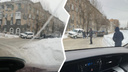 В Новосибирске бетонные плиты упали с грузовика на внедорожник — один человек в больнице
