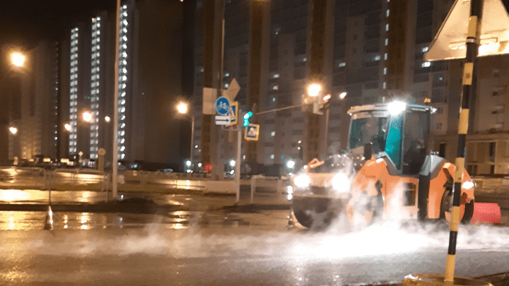 «Разработали новый вид асфальта?»: челябинцев возмутили дорожные работы под дождём