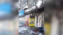 «Хорошо, людей не поубивало»: с крыши дома на площади Калинина упала огромная глыба льда