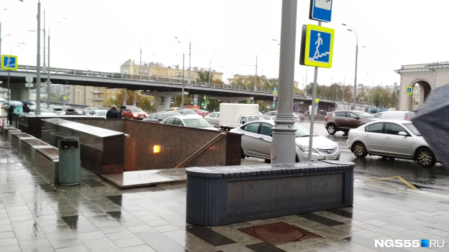 В Москве бетонные блоки у переходов со временем переделали в лавочки для пешеходов