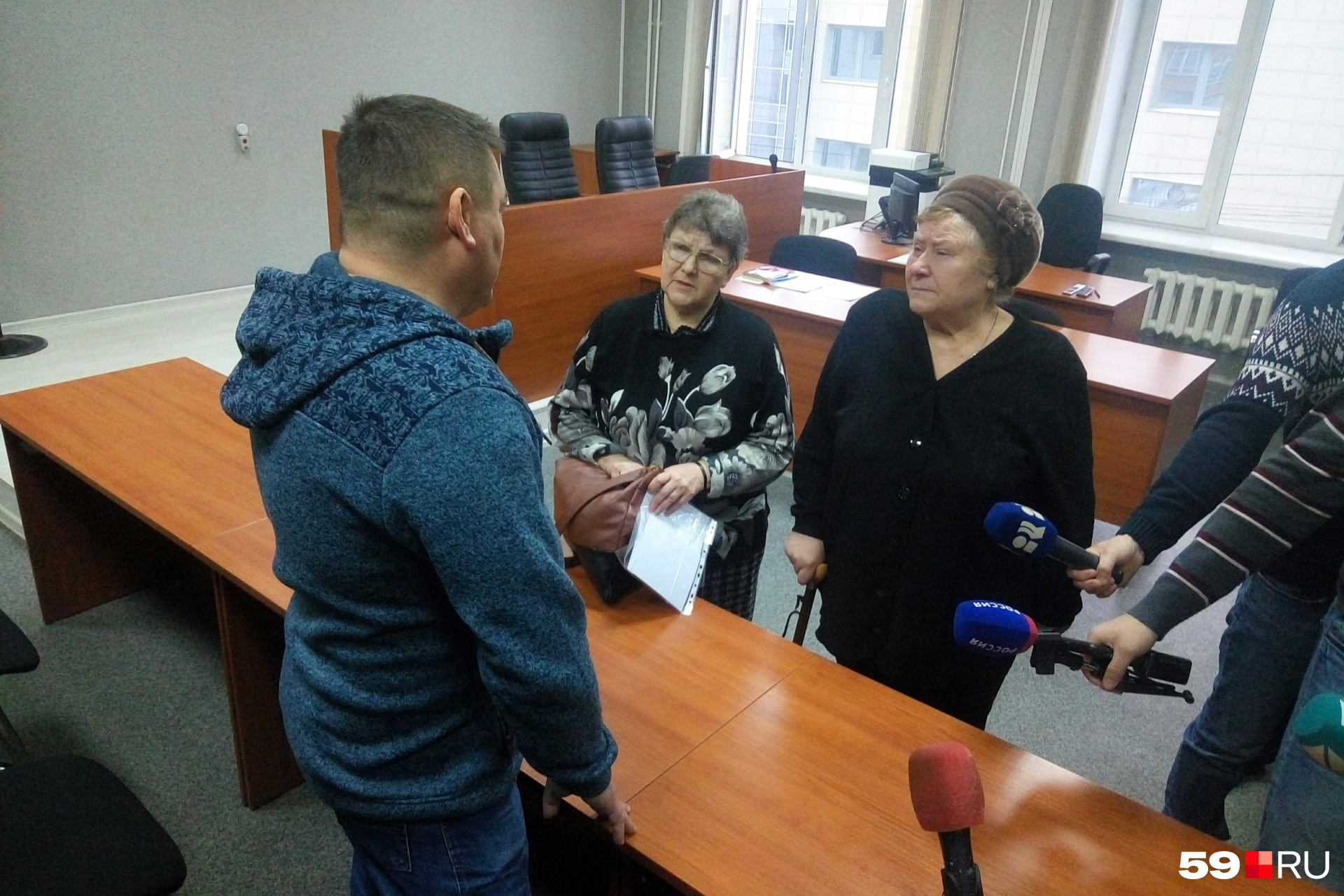 Во время перерыва со своими вопросами подошли и обманутые вкладчики Во время перерыва со своими вопросами подошли и обманутые вкладчики
