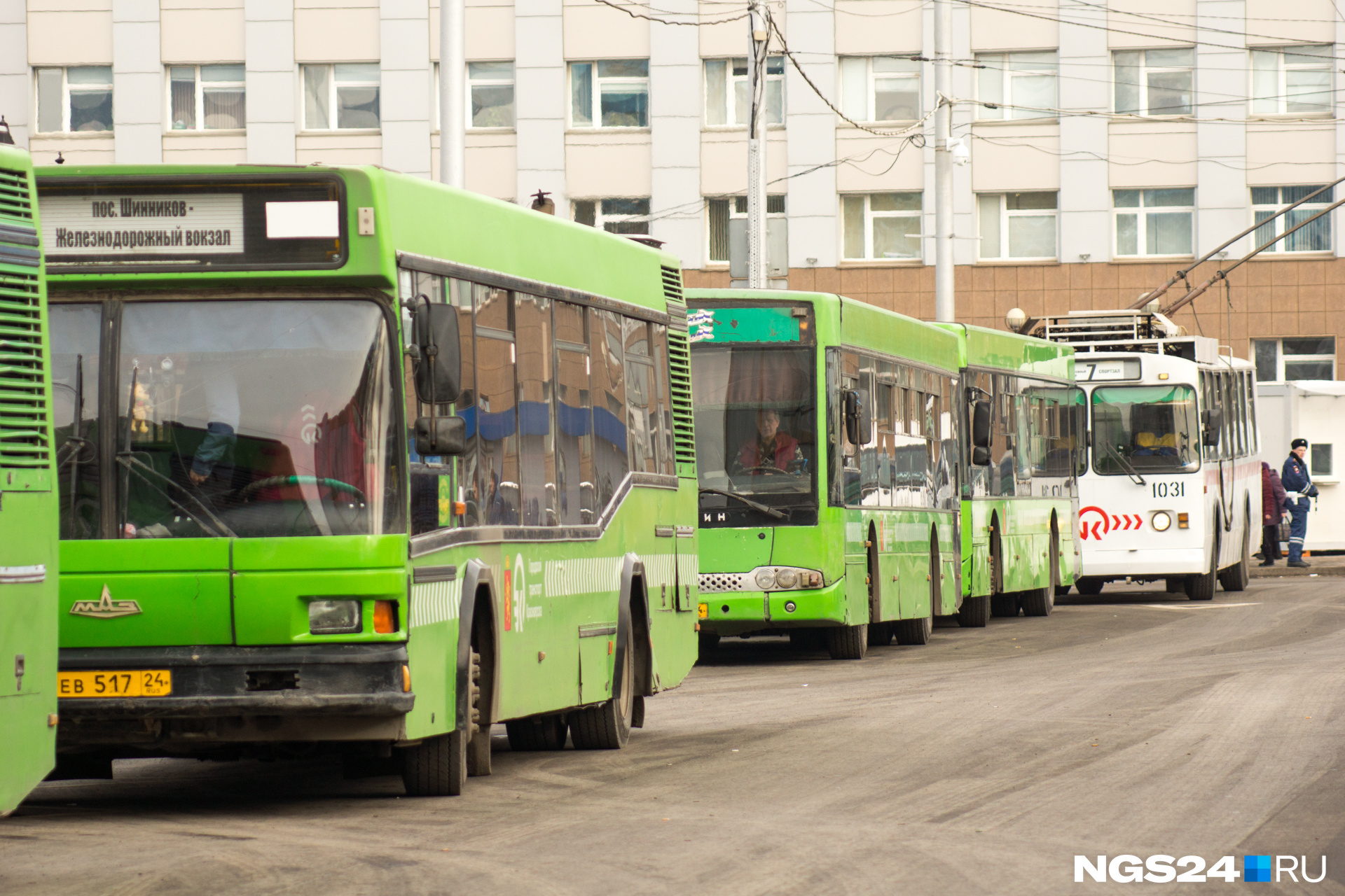 Опрошенные нами водители муниципальных автобусов признаются, что пока им зарплату никто не повышал
