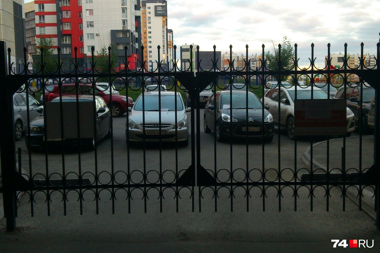 А вот целое стадо баранов заблокировало ворота, которые, помимо прочего, нужны на случай пожара. Улица Братьев Кашириных, 158 А вот целое стадо баранов заблокировало ворота, которые, помимо прочего, нужны на случай пожара. Улица Братьев Кашириных, 158