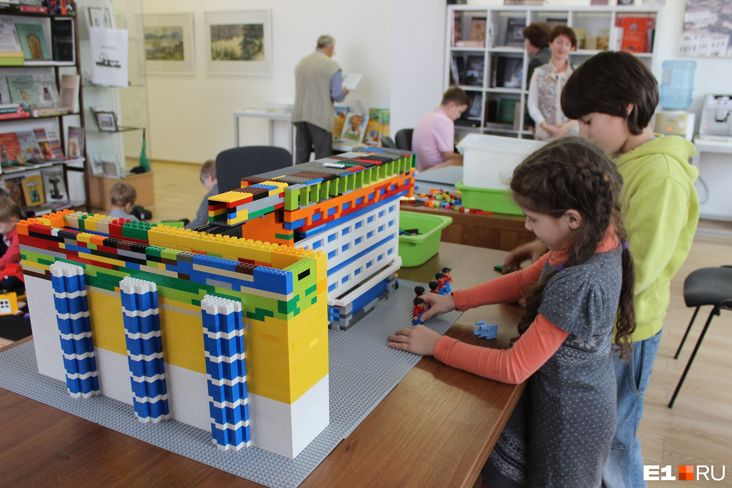 Дети повторяют удивительный дом архитектора Гинзбурга в лего. 
