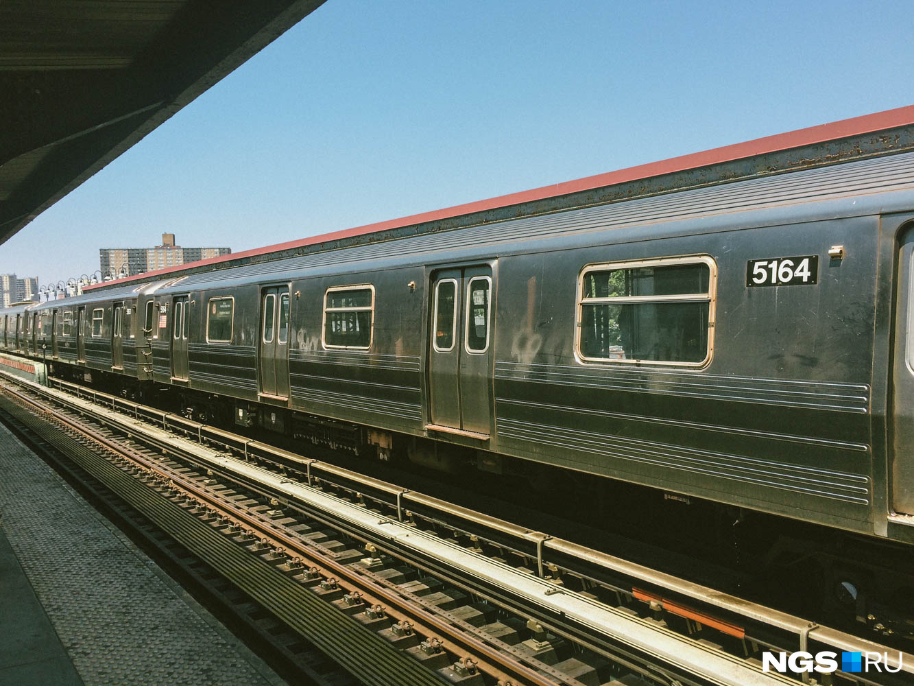 Поезда нью-йоркского метро — серебристого цвета. Нужно быть готовым к тому, что кондиционеры в них работают на полную мощность и, застряв в пробке из метро, можно реально простыть