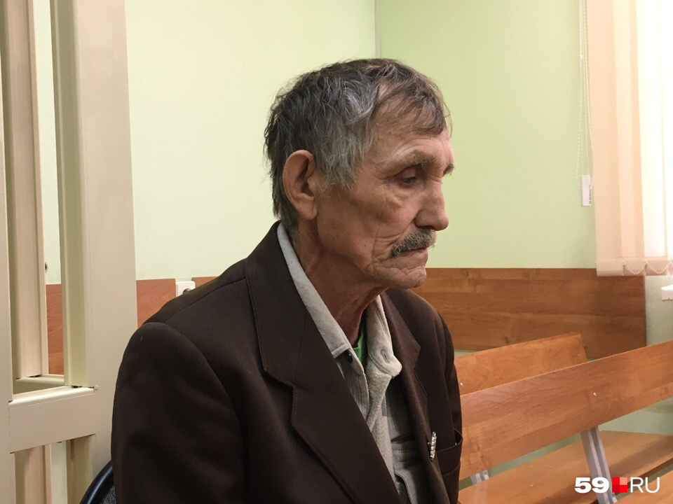 Игорь Трошев в свои 64 года работает, признается, что по состоянию здоровья уже не может ухаживать за огородом