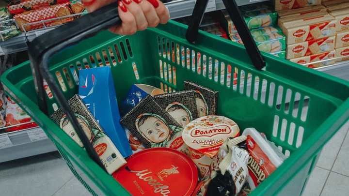 «Иностранцы без ума от наших сладостей»: что покупают в продуктовом магазине атлеты Универсиады