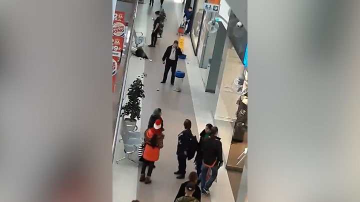 «Бросили что-то в мусорку»: посетителей челябинского ТРК перепугал хлопок в торговом зале