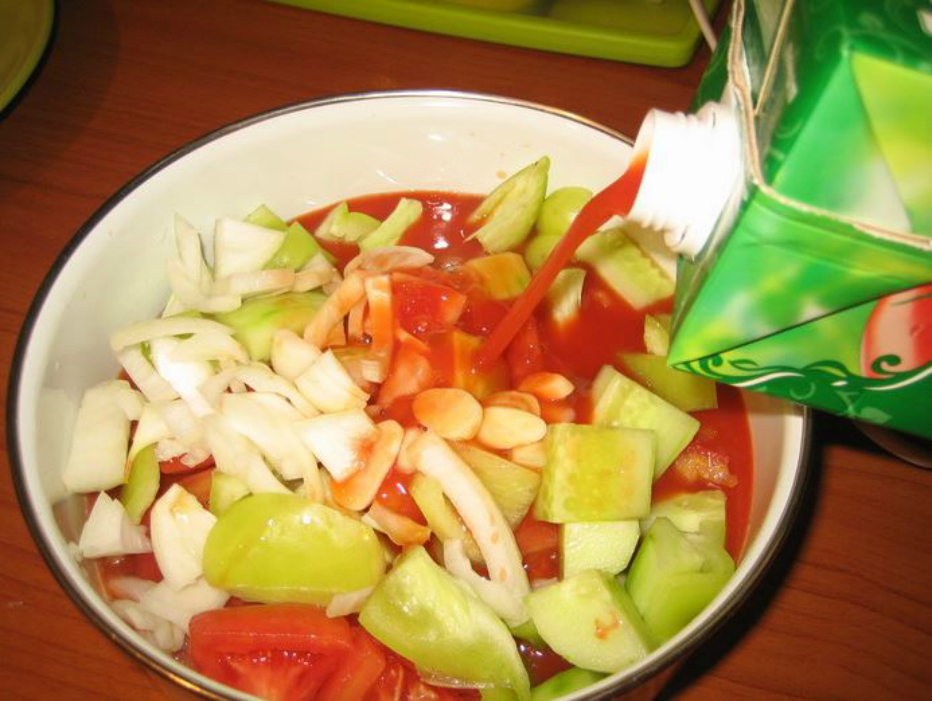 Залейте овощи томатным соком и измельчите блендером