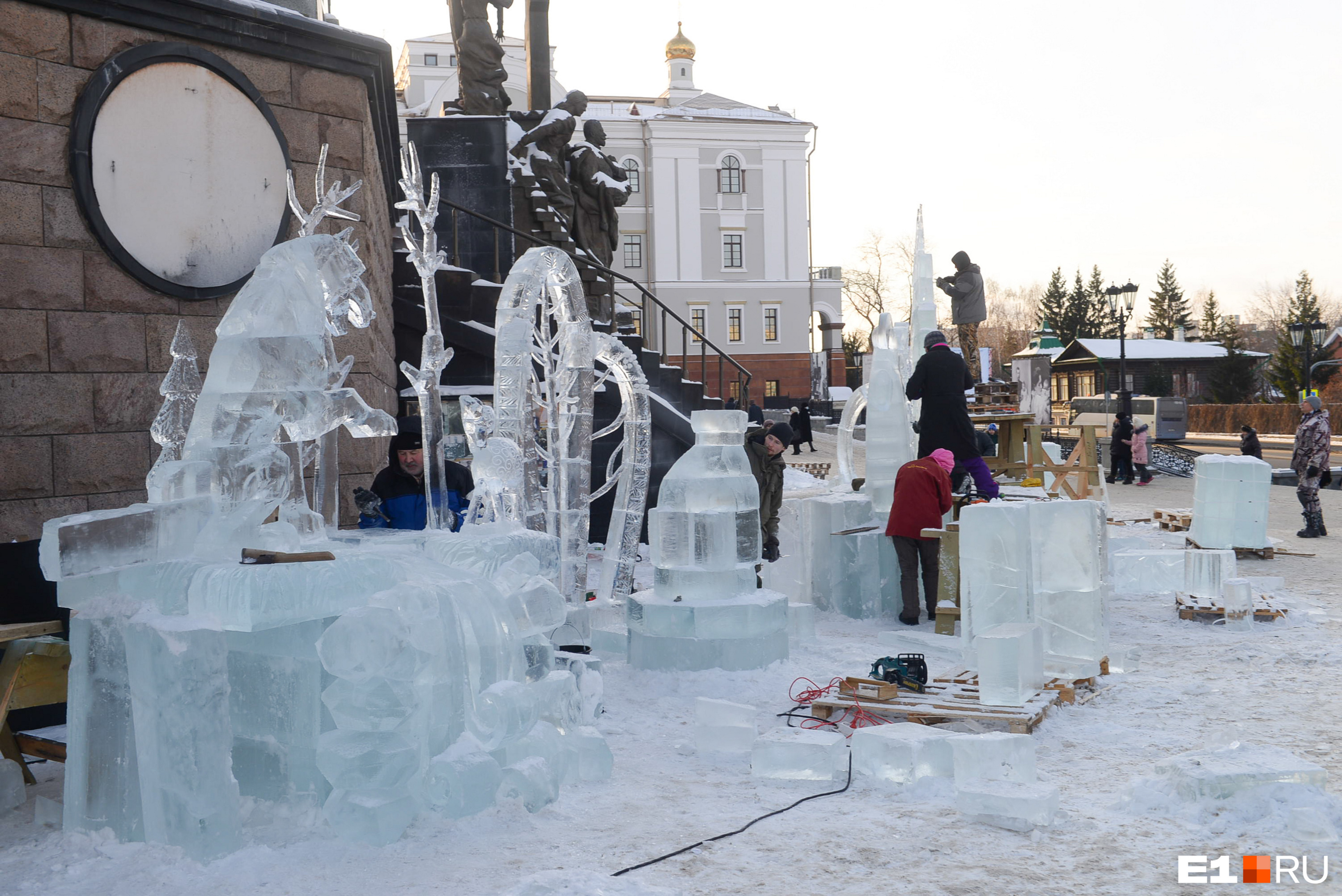 Екатеринбург ледяные скульптуры у храма. Ледяные фигуры Екатеринбург 2016. Ледяные скульптуры в Кемерово 2021. Ледяные скульптуры Воронеж. Ледовые фигуры храм на крови Екатеринбург 2022.