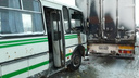 Автобус с пассажирами влетел в стоявшую у обочины фуру: есть пострадавшие
