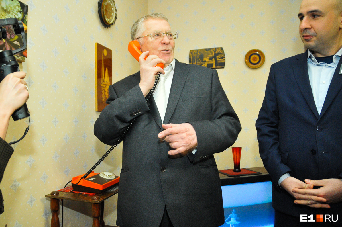 Жириновский рассказывал сотруднику музея, что он слышит в трубке. Будто тот пока ещё не брал телефон