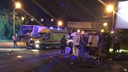 «Много скорых, полиции»: у челябинского памятника мусоровоз врезался в микроавтобус Peugeot
