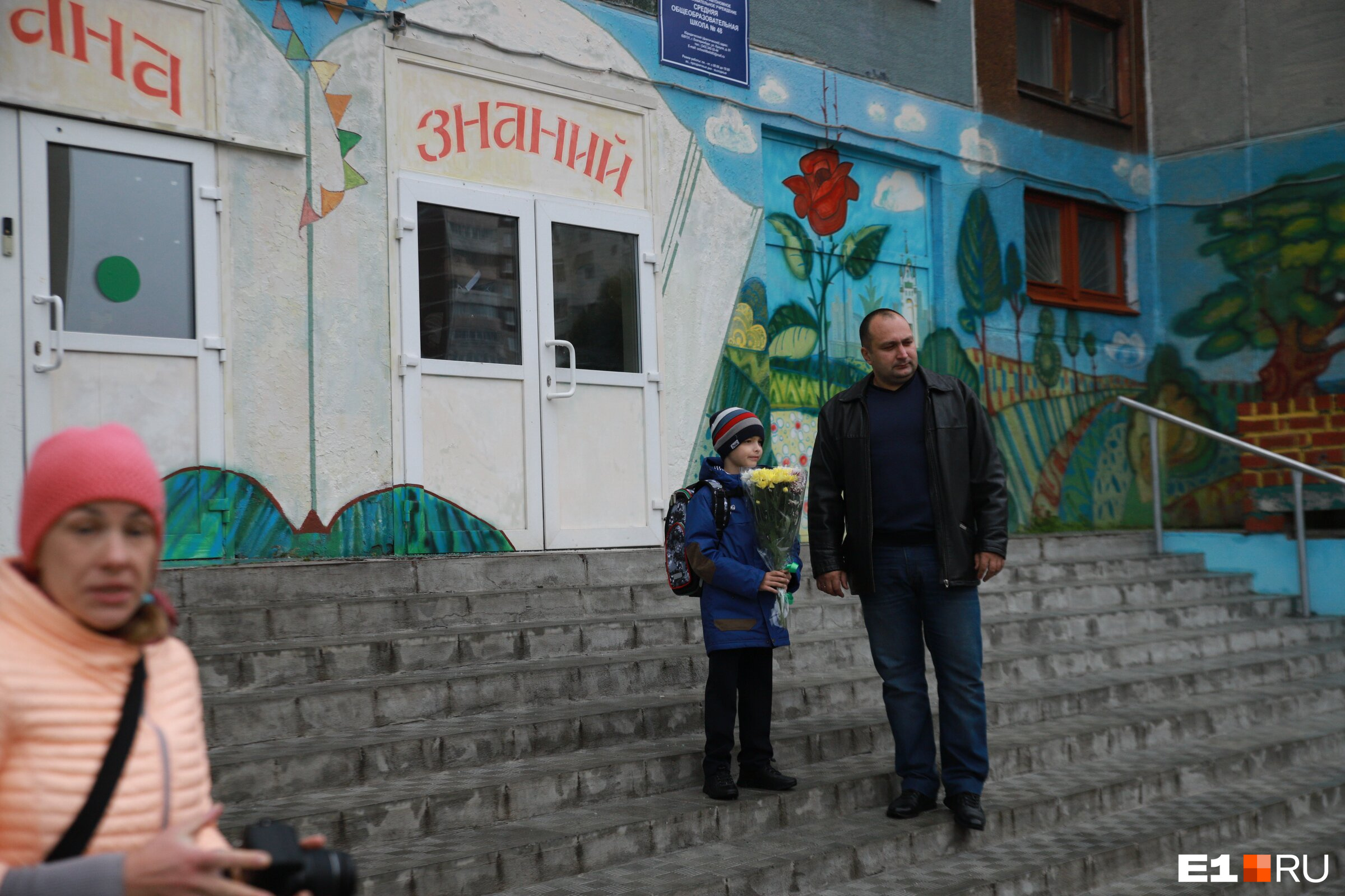 Люди в шапках — и неудивительно. Холодно Люди в шапках — и неудивительно. Холодно