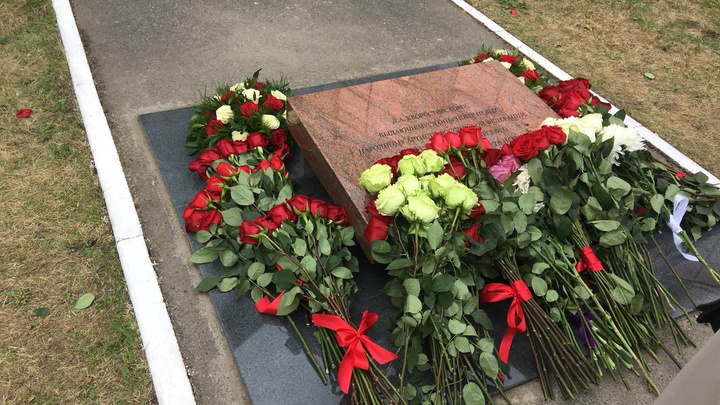 Прах Хворостовского скромно похоронили в сквере у института искусств