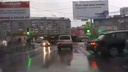 После публикации НГС власти перевесили знак, закрывающий светофор на площади Калинина
