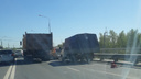 Движение встало: на Южном мосту притерлись грузовик и Chevrolet