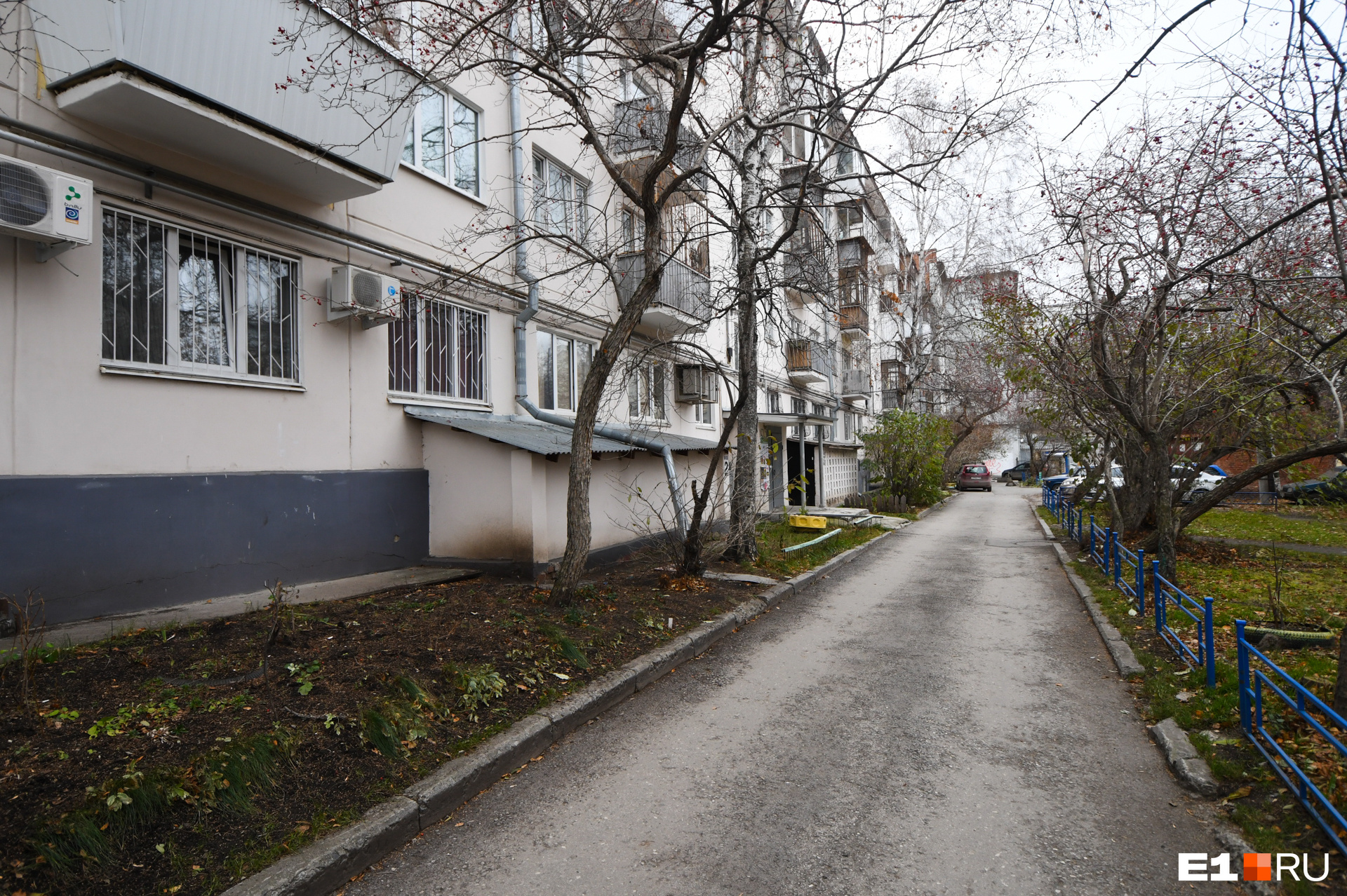 В доме несколько подъездов, но в рабочее время людей в нем мало