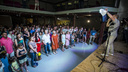 Две сотни новосибирцев хором спели песню «Звезда
по имени Солнце»