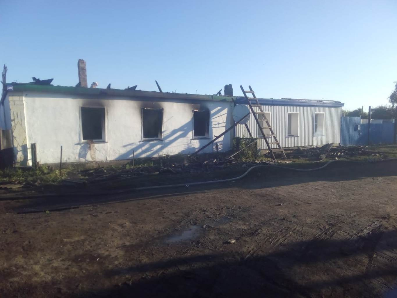 Половина дома, которая принадлежала Люлякиным, сгорела почти полностью, а у соседей огонь повредил лишь крышу