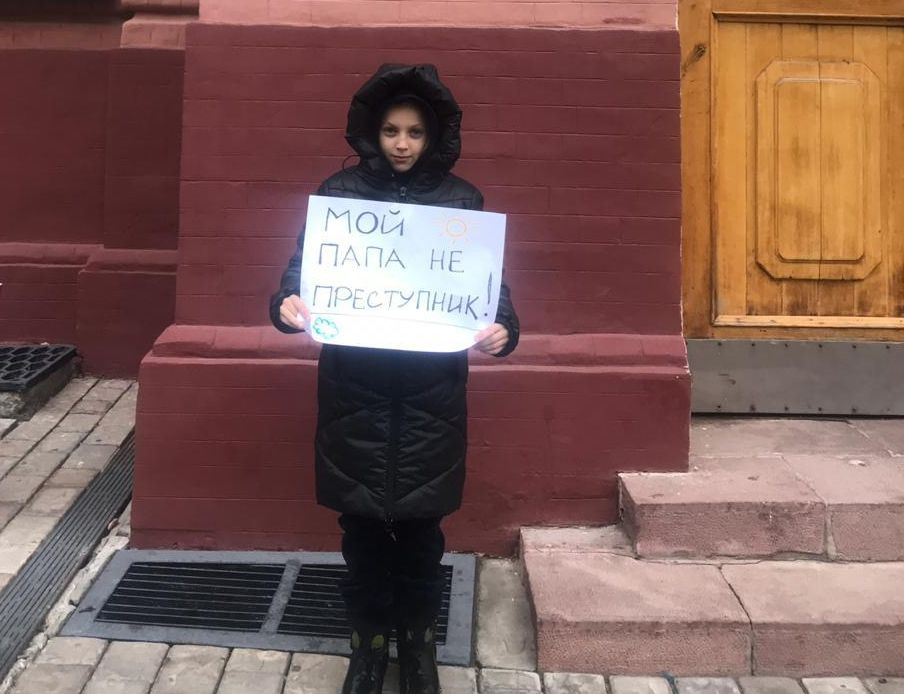 Ксюша выходила с плакатом «за папу» к администрации Астраханской области