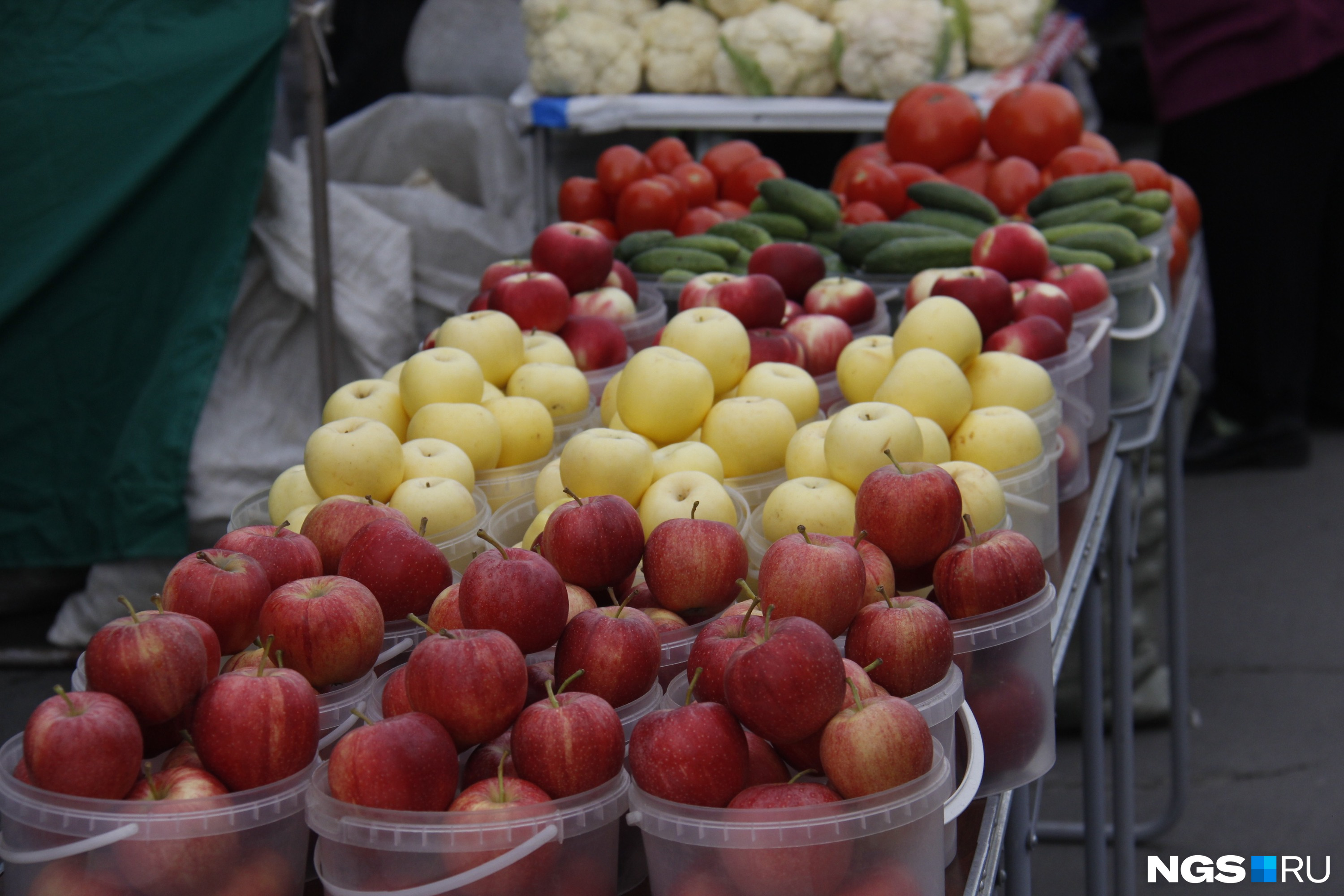 Яблоки почти у всех торговцев стоят 200 рублей
