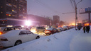 Новосибирские водители застряли в 10-балльных пробках по пути с работы