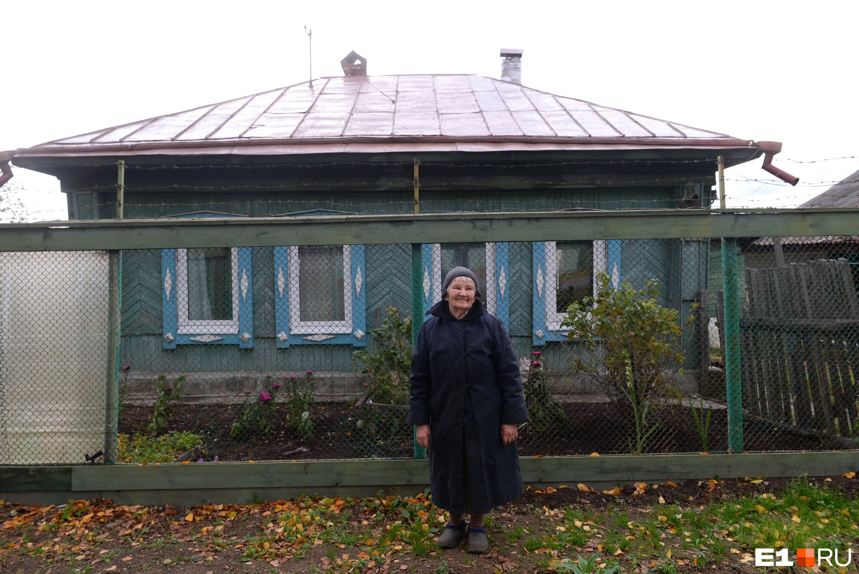 Маргарита Александровна все еще сама работает в саду. Когда мы ее застали, она пересаживала смородину