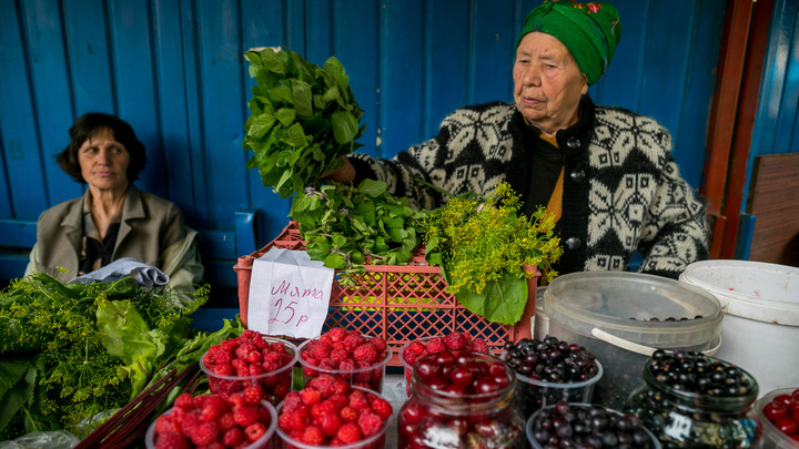 «Сейчас самый сезон»: что продается на уличных рынках Красноярска и сколько это стоит
