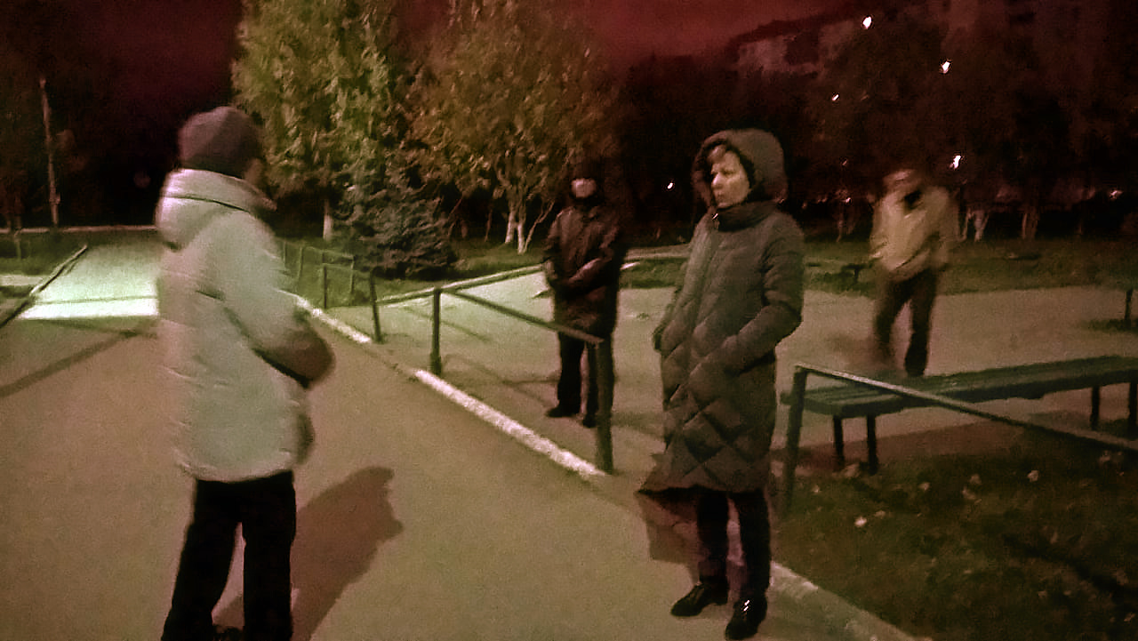 Первые пациенты начали собираться возле поликлиники ещё к пяти часам утра Первые пациенты начали собираться возле поликлиники ещё к пяти часам утра