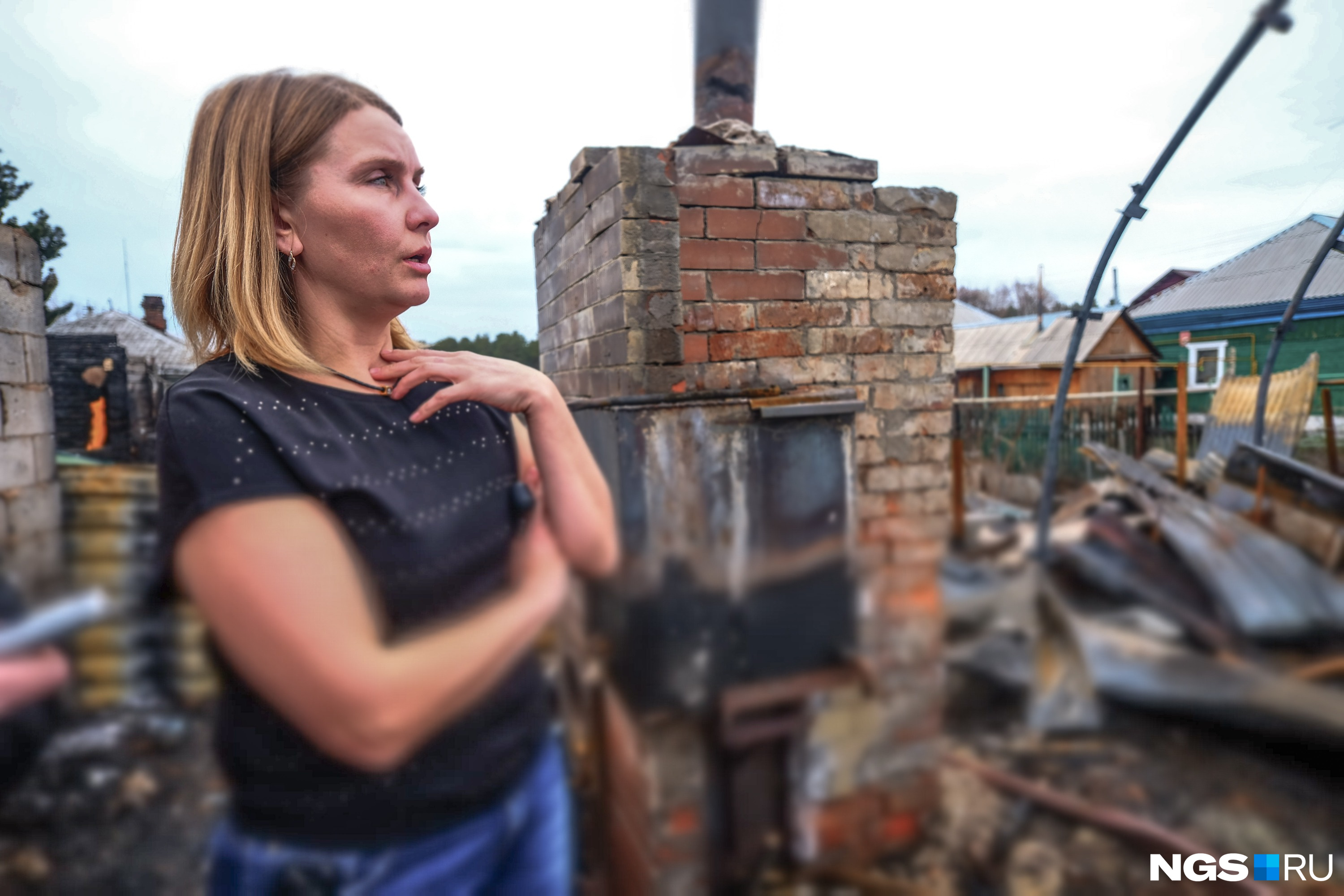 Наталья считает, что пожарные не были готовы к тому, что пламя охватит два дома Наталья считает, что пожарные не были готовы к тому, что пламя охватит два дома