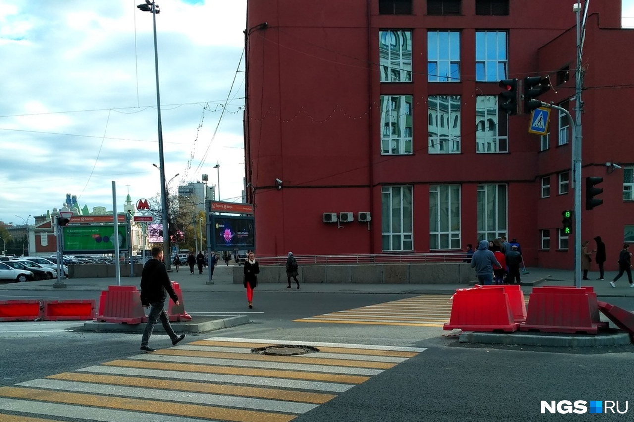 Около площади. Пешеходный переход на площади Ленина Новосибирск. Площадь Ленина островок. Площадь Ленина Новосибирск пешеходная улица. Островки безопасности Москва.